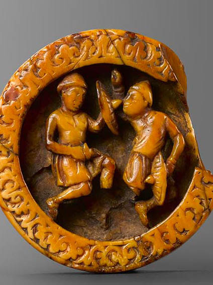 Pion de trictrac : deux hommes combattant - Galerie Brimo de Laroussilhe
